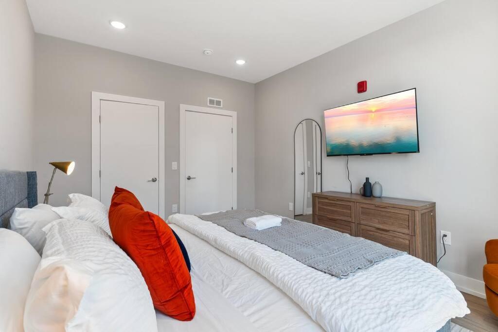 1bd - Sleeps 4 - Harbor Views - Near Fish Town- *