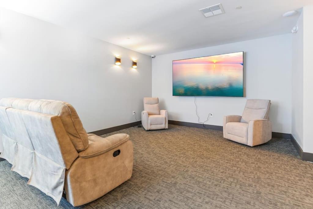 1bd - Sleeps 4 - Harbor Views - Near Fish Town-
